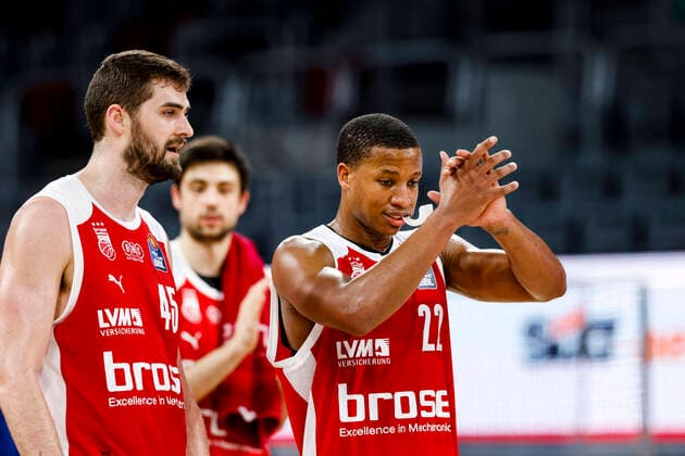 right Devon Hall Brose Bamberg, 22 left David Kravish Brose Bamberg, 45 Brose Bamberg Mitteldeutscher BC MBC easyCredit BBL Basketball Bundesliga Basketball Season 2020 21 14 Matchday, 03 02 2021 Bamberg, Brose Arena Copyright: DanielxLöb