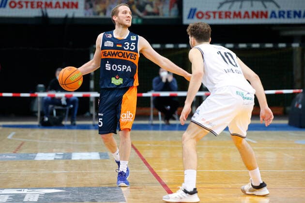 Leverkusen, Germany 03 February 2021 2 BBL Pro A 2020 2021 Bayer Giants Leverkusen vs Rostock Seawolves v li in duel Brad Loesing Rostock Seawolves and Haris Hujic Bayer Giants Leverkusen Ostermann Arena Nordrhein Westfalen Copyright: xFotostandx xvanxderxVeldenx