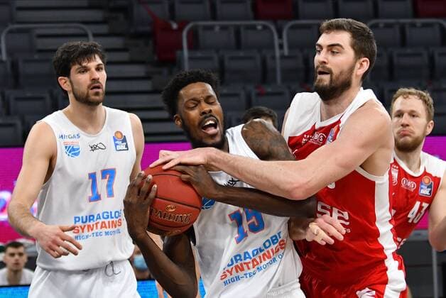 BAMBERG 03 02 2021 Basketball easycredit 1 Basketball Bundesliga 16 matchday Brose Bamberg vs Syntainics MBC Shavon Coleman 15, Mitteldeutscher BC and David Kravish 45, Brose Bamberg fight for the ball Photo Hans Martin Issler isslerimages Brose Bamberg vs Syntainics MBC