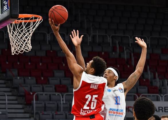 BAMBERG 03 02 2021 Basketball easycredit 1 Basketball Bundesliga 16 Matchday Brose Bamberg vs Syntainics MBC Kenneth Ogbe 25, Brose Bamberg with a basket against Kyndahl Hill 11, Mitteldeutscher BC Photo Hans Martin Issler isslerimages Brose Bamberg vs Syntainics MBC