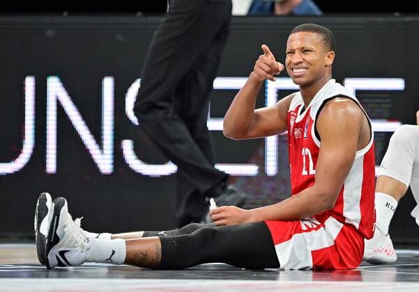 BAMBERG 03 02 2021 Basketball easycredit 1 Basketball Bundesliga 16 Matchday Brose Bamberg vs Syntainics MBC Tobscorer Devon Hall 22, Brose Bamberg thanks teammates Photo Hans Martin Issler isslerimages Brose Bamberg vs Syntainics MBC