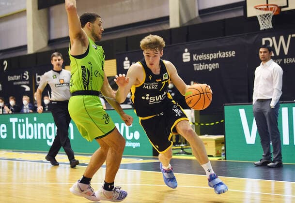 Basketball 2 Bundesliga 2020 2021 19 Matchday in Rottenburg at Volksbank Arena 03 02 2021 Tigers Tuebingen Team Ehingen Urspring Timo Lanmueller r, Tigers vs Kameron James Haynes Hankerson li, Team Ehingen Urspring.