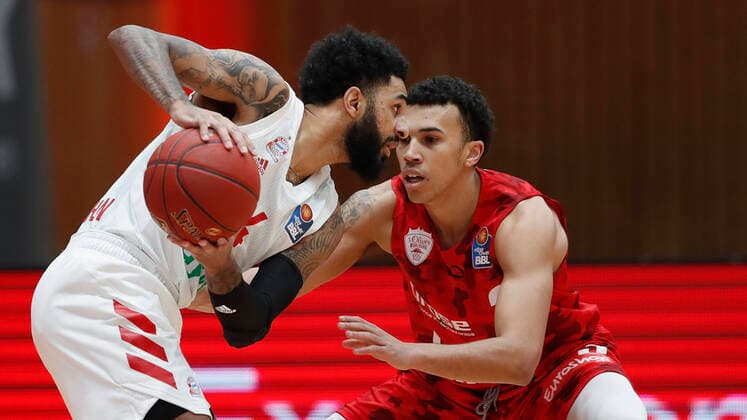 Basketball, BBL 2020 2021, Matchday 10, s Oliver Wuerzburg FC Bayern Muenchen v li D J Seeley FC Bayern Muenchen and Tyson Ward s Oliver Wuerzburg , 03 02 2021, Basketball, BBL 2020 2021, Matchday 10, s Oliver Wuerzburg FC Bayern Muenchen, GER, Wuerzburg, s Oliver Arena, HMB Media Heiko Becker Pool Wuerzburg s Oliver Arena Bayern GER. Poolfoto HMB Media Heiko Becker Pool ,EDITORIAL USE ONLY