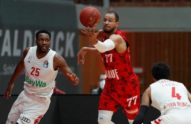 Basketball, BBL 2020 2021, Matchday 10, s Oliver Wuerzburg FC Bayern Muenchen v li JaJuan Johnson FC Bayern Muenchen , Alex King s Oliver Wuerzburg and D J Seeley FC Bayern Muenchen , 03 02 2021, Basketball, BBL 2020 2021, Matchday 10, s Oliver Wuerzburg FC Bayern Muenchen, GER, Wuerzburg, s Oliver Arena, HMB Media Heiko Becker Pool Wuerzburg s Oliver Arena Bayern GER. Poolfoto HMB Media Heiko Becker Pool ,EDITORIAL USE ONLY