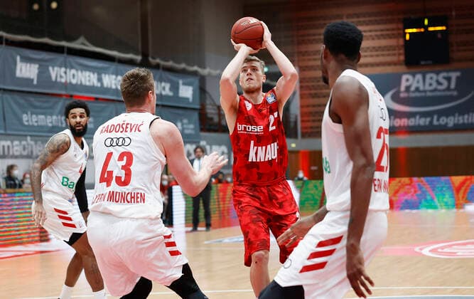Basketball, BBL 2020 2021, 10 Spieltag, s Oliver Wuerzburg FC Bayern Muenchen v li D J Seeley FC Bayern Muenchen , Leon Radosevic FC Bayern Muenchen , Jonas Weitzel s Oliver Wuerzburg und JaJuan Johnson FC Bayern Muenchen , 03 02 2021, Basketball, BBL 2020 2021, 10 Matchday, s Oliver Wuerzburg FC Bayern Muenchen, GER, Wuerzburg, s Oliver Arena, HMB Media Heiko Becker Pool Wuerzburg s Oliver Arena Bayern GER Poolfoto HMB Media Heiko Becker Pool ,EDITORIAL USE ONLY