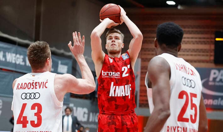 Basketball, BBL 2020 2021, 10 Matchday, s Oliver Wuerzburg FC Bayern Muenchen v li Leon Radosevic FC Bayern Muenchen , Jonas Weitzel s Oliver Wuerzburg and JaJuan Johnson FC Bayern Muenchen , 03 02 2021, Basketball, BBL 2020 2021, 10 Matchday, s Oliver Wuerzburg FC Bayern Muenchen, GER, Wuerzburg, s Oliver Arena, HMB Media Heiko Becker Pool Wuerzburg s Oliver Arena Bayern GER Poolfoto HMB Media Heiko Becker Pool ,EDITORIAL USE ONLY
