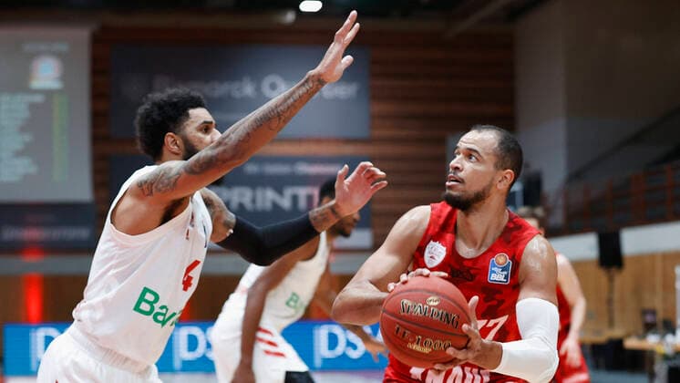 Basketball, BBL 2020 2021, 10 match day, s Oliver Wuerzburg FC Bayern Muenchen v li D J Seeley FC Bayern Muenchen and Alex King s Oliver Wuerzburg , 03 02 2021, Basketball, BBL 2020 2021, 10 match day, s Oliver Wuerzburg FC Bayern Muenchen, GER, Wuerzburg, s Oliver Arena, HMB Media Heiko Becker Pool Wuerzburg s Oliver Arena Bayern GER. Poolfoto HMB Media Heiko Becker Pool ,EDITORIAL USE ONLY