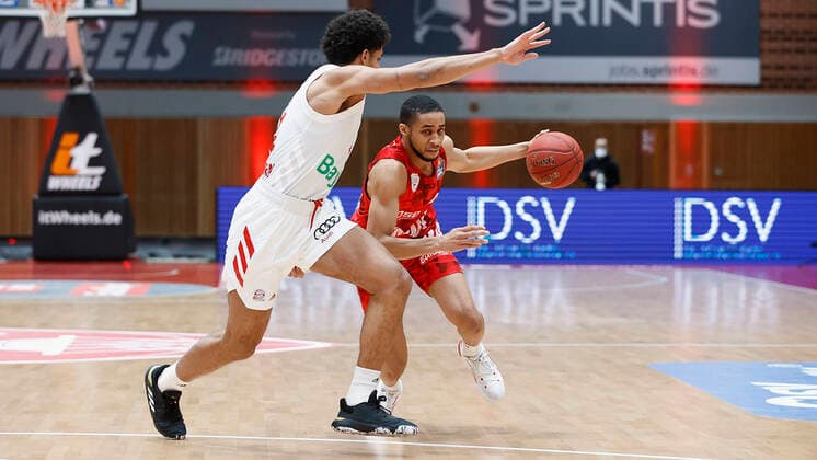 Basketball, BBL 2020 2021, Matchday 10, s Oliver Wuerzburg FC Bayern Muenchen v li Sasha Grant FC Bayern Muenchen and Cameron Hunt s Oliver Wuerzburg , 03 02 2021, Basketball, BBL 2020 2021, Matchday 10, s Oliver Wuerzburg FC Bayern Muenchen, GER, Wuerzburg, s Oliver Arena, HMB Media Heiko Becker Pool Wuerzburg s Oliver Arena Bayern GER. Poolfoto HMB Media Heiko Becker Pool ,EDITORIAL USE ONLY