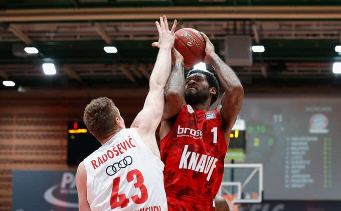 Basketball, BBL 2020 2021, 10 match day, s Oliver Wuerzburg FC Bayern Muenchen v li Leon Radosevic FC Bayern Muenchen and Perry Jones III s Oliver Wuerzburg , 03 02 2021, Basketball, BBL 2020 2021, 10 match day, s Oliver Wuerzburg FC Bayern Muenchen, GER, Wuerzburg, s Oliver Arena, HMB Media Heiko Becker Pool Wuerzburg s Oliver Arena Bayern GER Poolfoto HMB Media Heiko Becker Pool ,EDITORIAL USE ONLY