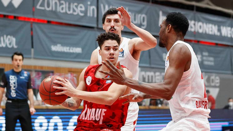 Basketball, BBL 2020 2021, 10 Matchday, s Oliver Wuerzburg FC Bayern Muenchen v li Nihad Djedovic FC Bayern Muenchen , Joshua Obiesie s Oliver Wuerzburg and JaJuan Johnson FC Bayern Muenchen , 03 02 2021, Basketball, BBL 2020 2021, 10 Matchday, s Oliver Wuerzburg FC Bayern Muenchen, GER, Wuerzburg, s Oliver Arena, HMB Media Heiko Becker Pool Wuerzburg s Oliver Arena Bayern GER Poolfoto HMB Media Heiko Becker Pool ,EDITORIAL USE ONLY