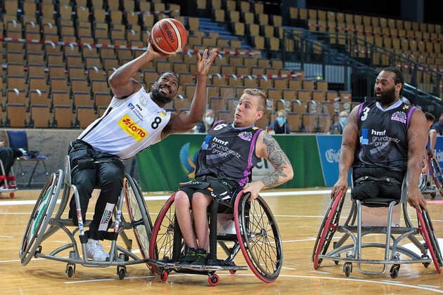 03 02 2021, xovx, wheelchair basketball, 1 Bundesliga, RSV Lahn Dill Rhine River Rhinos Wiesbaden v l Brian Bell RSV Lahn Dill , Jim Palmer Rhine River Rhinos Wiesbaden , Tommie Lee Gray Rhine River Rhinos Wiesbaden Wetzlar Rittal Arena Hesse Germany EN