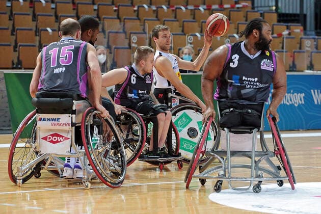 03 02 2021, xovx, wheelchair basketball, 1 Bundesliga, RSV Lahn Dill Rhine River Rhinos Wiesbaden v l Andre Hopp Rhine River Rhinos Wiesbaden , Brian Bell RSV Lahn Dill , Jim Palmer Rhine River Rhinos Wiesbaden , Thomas Böhme RSV Lahn Dill , Tommie Lee Gray Rhine River Rhinos Wiesbaden Wetzlar Rittal Arena Hessen Germany EN