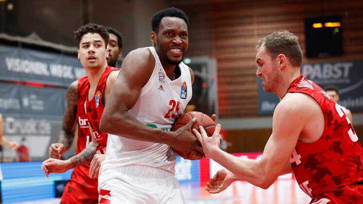 Basketball, BBL 2020 2021, 10 Matchday, s Oliver Wuerzburg FC Bayern Muenchen v li Joshua Obiesie s Oliver Wuerzburg , JaJuan Johnson FC Bayern Muenchen and Felix Hoffmann s Oliver Wuerzburg , 03 02 2021, Basketball, BBL 2020 2021, 10 Matchday, s Oliver Wuerzburg FC Bayern Muenchen, GER, Wuerzburg, s Oliver Arena, HMB Media Heiko Becker Pool Wuerzburg s Oliver Arena Bayern GER Poolfoto HMB Media Heiko Becker Pool ,EDITORIAL USE ONLY