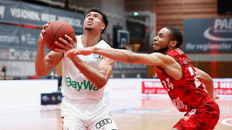 Basketball, BBL 2020 2021, Matchday 10, s Oliver Wuerzburg FC Bayern Muenchen v li Wade Baldwin FC Bayern Muenchen and Cameron Hunt s Oliver Wuerzburg , 03 02 2021, Basketball, BBL 2020 2021, Matchday 10, s Oliver Wuerzburg FC Bayern Muenchen, GER, Wuerzburg, s Oliver Arena, HMB Media Heiko Becker Pool Wuerzburg s Oliver Arena Bayern GER. Poolfoto HMB Media Heiko Becker Pool ,EDITORIAL USE ONLY