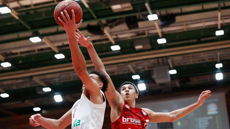 Basketball, BBL 2020 2021, 10 Spieltag, s Oliver Wuerzburg FC Bayern Muenchen v li Wade Baldwin FC Bayern Muenchen and Tyson Ward s Oliver Wuerzburg , 03 02 2021, Basketball, BBL 2020 2021, 10 Spieltag, s Oliver Wuerzburg FC Bayern Muenchen, GER, Wuerzburg, s Oliver Arena, HMB Media Heiko Becker Pool Wuerzburg s Oliver Arena Bayern GER Poolfoto HMB Media Heiko Becker Pool ,EDITORIAL USE ONLY