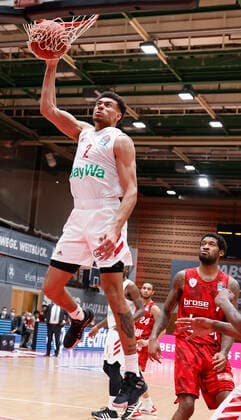 Basketball, BBL 2020 2021, 10 match day, s Oliver Wuerzburg FC Bayern Muenchen v li Wade Baldwin FC Bayern Muenchen and Perry Jones III s Oliver Wuerzburg , 03 02 2021, Basketball, BBL 2020 2021, 10 match day, s Oliver Wuerzburg FC Bayern Muenchen, GER, Wuerzburg, s Oliver Arena, HMB Media Heiko Becker Pool Wuerzburg s Oliver Arena Bayern GER Poolfoto HMB Media Heiko Becker Pool ,EDITORIAL USE ONLY