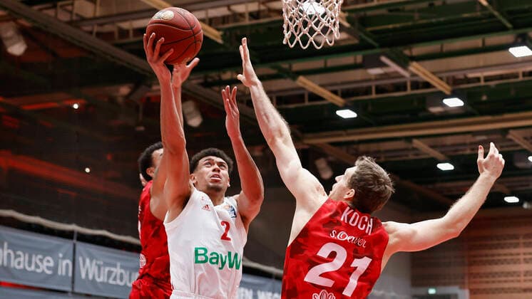 Basketball, BBL 2020 2021, Matchday 10, s Oliver Wuerzburg FC Bayern Muenchen v li Tyson Ward s Oliver Wuerzburg , Wade Baldwin FC Bayern Muenchen and Florian Koch s Oliver Wuerzburg , 03 02 2021, Basketball, BBL 2020 2021, Matchday 10, s Oliver Wuerzburg FC Bayern Muenchen, GER, Wuerzburg, s Oliver Arena, HMB Media Heiko Becker Pool Wuerzburg s Oliver Arena Bayern GER. Poolfoto HMB Media Heiko Becker Pool ,EDITORIAL USE ONLY