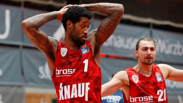Basketball, BBL 2020 2021, Matchday 10, s Oliver Wuerzburg FC Bayern Muenchen v li Perry Jones III s Oliver Wuerzburg and Julian Albus s Oliver Wuerzburg , 03 02 2021, Basketball, BBL 2020 2021, Matchday 10, s Oliver Wuerzburg FC Bayern Muenchen, GER, Wuerzburg, s Oliver Arena, HMB Media Heiko Becker Pool Wuerzburg s Oliver Arena Bayern GER. Poolfoto HMB Media Heiko Becker Pool ,EDITORIAL USE ONLY