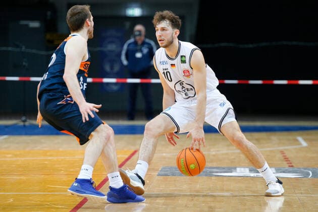 Leverkusen, Germany 03 February 2021 2 BBL Pro A 2020 2021 Bayer Giants Leverkusen vs Rostock Seawolves v li in duel Brad Loesing Rostock Seawolves and Haris Hujic Bayer Giants Leverkusen Ostermann Arena Nordrhein Westfalen Copyright: xFotostandx xvanxderxVeldenx