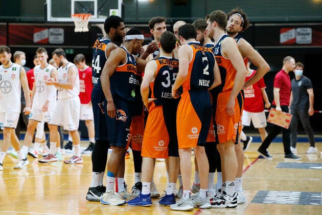 Leverkusen, Germany 03 February 2021 2 BBL Pro A 2020 2021 Bayer Giants Leverkusen vs Rostock Seawolves The Rostock Seawolves stand together after the match Ostermann Arena Nordrhein Westfalen Copyright: xFotostandx xvanxderxVeldenx