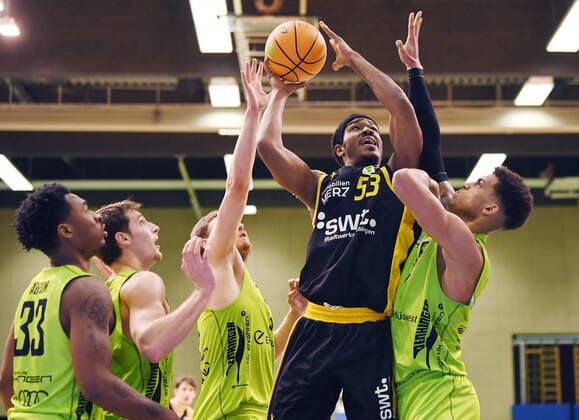Basketball 2 Bundesliga 2020 2021 19 matchday in Rottenburg at Volksbank Arena 03 02 2021 Tigers Tuebingen Team Ehingen Urspring Isaiah Crawley 2 v right, Tigers vs Ferenc Gille right, Team Ehingen Urspring as well as Kevin Strangmeyer centre, Team Ehingen Urspring and watched by De Quan Abrom left, Team Ehingen Urspring.