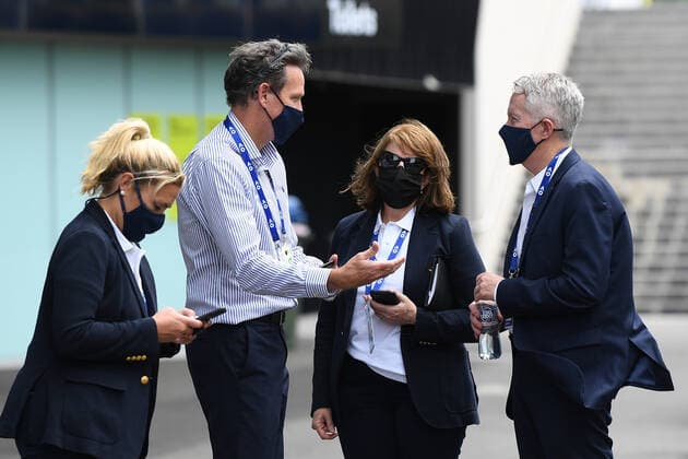 TENNIS VICTORIA CORONAVIRUS COVID19, Tennis Australian CEO Craig Tiley speaks with his staff following a press conference, PK, Pressekonferenz at Melbourne Park in Melbourne, Thursday, February 4, 2021. Australian Open preparations are on hold and all lead in events, The ATP, Tennis Herren Cup and Melbourne Summer Series have been postponed after a hotel worker s positive coronavirus case put health authorities on alert. ( NO ARCHIVING, EDITORIAL USE ONLY, NO USE IN BOOKS WITHOUT CONSENT MELBOURNE VIC AUSTRALIA Copyright: xDAVExHUNTx 0111904501st