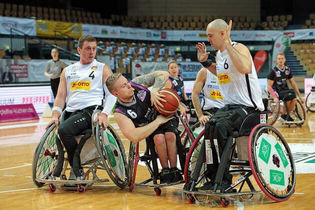 03 02 2021, xovx, wheelchair basketball, 1 Bundesliga, RSV Lahn Dill Rhine River Rhinos Wiesbaden v l Dominik Mosler RSV Lahn Dill , Jim Palmer Rhine River Rhinos Wiesbaden , Ian Sagar RSV Lahn Dill Wetzlar Rittal Arena Hessen Germany EN