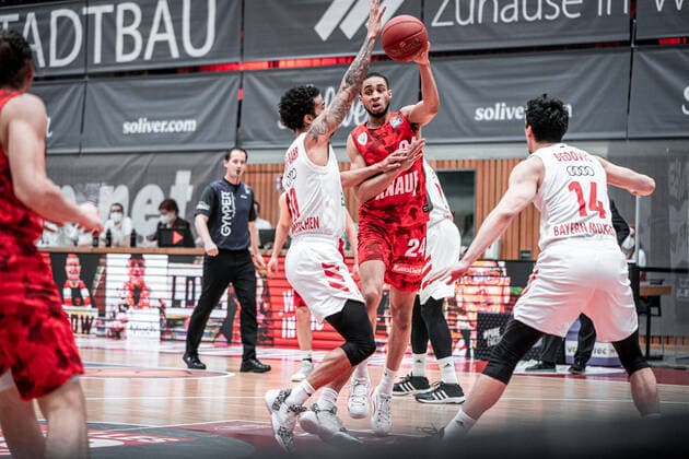 24 Cameron Hunt, s Oliver Würzburg in action during the match s Oliver Würzburg FC Bayern Munich Copyright: