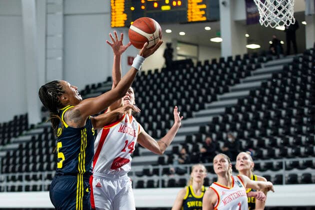 210204 Kalis Loyd of Sweden and Milica Jovanovic of Montenegro during the FIBA Women s Euro Qualifier basketball match between Montenegro and Sweden on February 4, 2021 in Podgorica Photo Nikola Krstic BILDBYRAN COP 307 XX0012 basket basketball fiba women s eurobasket qualifier montenegro sweden bbeng sverige montenegro,  Copyright: NIKOLAxKRSTIC BB210204BB447
