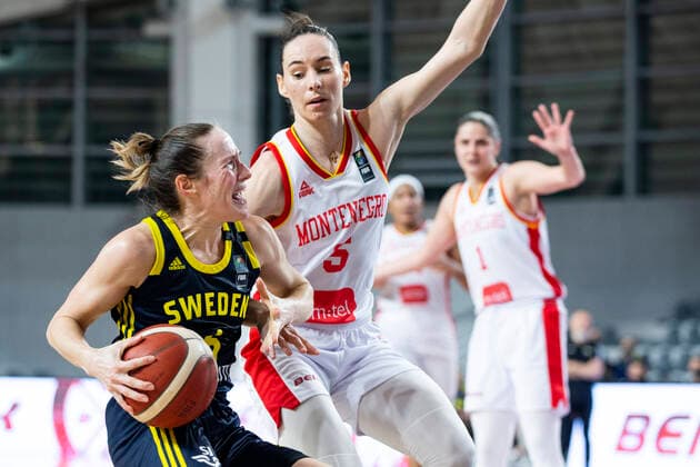 210204 Frida Eldebrink of Sweden and Jovana Pasic of Montenegro during the FIBA Women s Euro Qualifier basketball match between Montenegro and Sweden on February 4, 2021 in Podgorica Photo Nikola Krstic BILDBYRAN COP 307 XX0012 basket basketball fiba women s eurobasket qualifier montenegro sweden bbeng sverige montenegro,  Copyright: NIKOLAxKRSTIC BB210204BB555