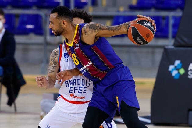 February 4, 2021, Barcelona, Spain: Adam Hanga of FC Barcelona, Barca in action with Shane Larkin of Anadolu Efes Istanbul during the Turkish Airlines EuroLeague match between FC Barcelona and Anadolu Efes Istanbul at Palau Blaugrana in Barcelona, Spain. Barcelona Spain - ZUMAd159 20210204_zia_d159_095 Copyright: xDavidxRamirezx