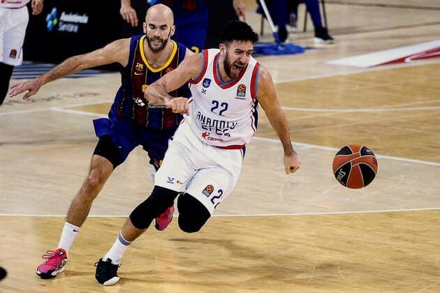 Anadolu Efes Vasilije Micic (R) escapes from Barça s Nicholas Calathes (L) during the Euroleague game between Barça and Anadolu Efes at Palau Blaugrana pavilion in Barcelona, Catalonia, Spain, 04 February 2021. Barça - Anadolu Efes !ACHTUNG: NUR REDAKTIONELLE NUTZUNG!  Copyright: xQuiquexGarcíax GRAF2533 20210204-637480777092569016