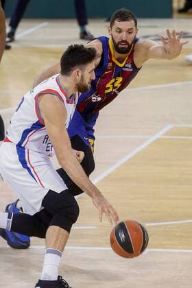 Anadolu Efes Vasilije Micic (L) in action against Barça s Nikola Mirotic (R) during the EuroLeague game between Barça and Anadolu Efes at Palau Blaugrana pavilion in Barcelona, Catalonia, Spain, 04 February 2021. Barça - Anadolu Efes !ACHTUNG: NUR REDAKTIONELLE NUTZUNG!  Copyright: xQuiquexGarcíax GRAF2536 20210204-637480778349442576