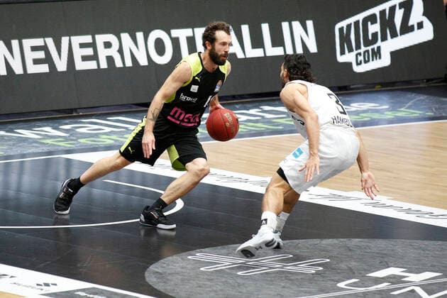 BBL easyCredit Basketball Bundesliga season 2020 2021 16 matchday on Friday, 05 February 2021 at edel optics de Arena in Hamburg Hamburg Towers Medi Bayreuth v l Bastian Doreth Bayreuth , Max DiLeo Towers Hamburg Towers Medi Bayreuth