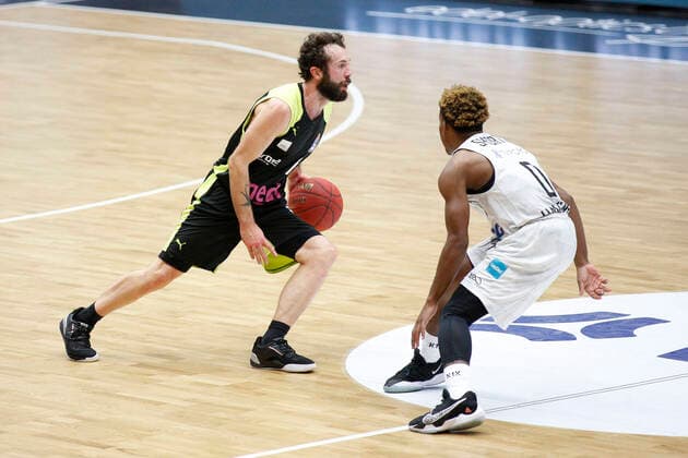 BBL easyCredit Basketball Bundesliga season 2020 2021 16 matchday on Friday, 05 February 2021 at edel optics de Arena in Hamburg Hamburg Towers Medi Bayreuth v l Bastian Doreth Bayreuth , TJ Shorts II Towers Hamburg Towers Medi Bayreuth