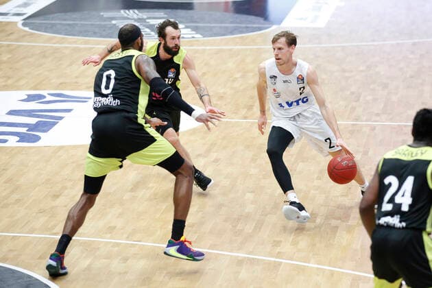 BBL easyCredit Basketball Bundesliga season 2020 2021 16 matchday on Friday, 05 February 2021 at edel optics de Arena in Hamburg Hamburg Towers Medi Bayreuth v l Dererk Pardon Bayreuth , Bastian Doreth Bayreuth , Jordan Swing Towers Hamburg Towers Medi Bayreuth
