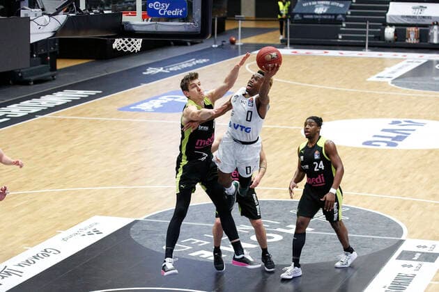 BBL easyCredit Basketball Bundesliga season 2020 2021 16 matchday on Friday, 05 February 2021 at edel optics de Arena in Hamburg Hamburg Towers Medi Bayreuth v l Andreas Seiferth Bayreuth , TJ Shorts II Towers Hamburg Towers Medi Bayreuth