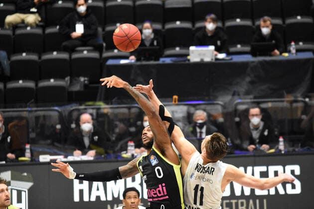 Basketball I mens I 2020 2021 season I easyCredit Bundesliga I 16 matchday I Hamburg Towers medi bayreuth I 05 02 2021 Derek Pardon 0, medi bayreuth and Maik Kotsar 11, Hamburg Towers at the tip off at the halfway line Hamburg edel optics de Arena, Kurt Emmer Hamburg Germany Copyright: xLobeca RobertoxSeidelx