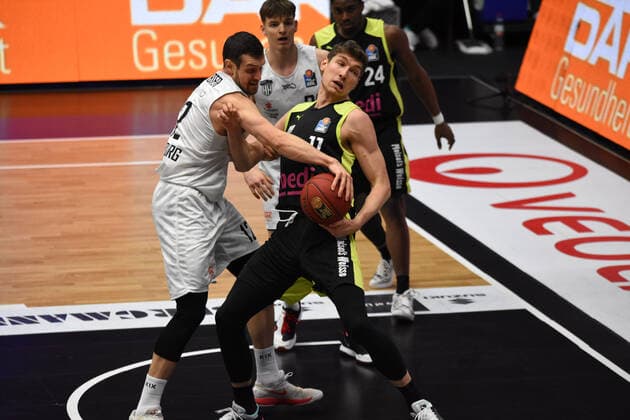 Basketball I Mens I 2020 2021 Season I easyCredit Bundesliga I 16 Matchday I Hamburg Towers medi bayreuth I 05 02 2021 Foul by Johannes Richter 12, Hamburg Towers on Andreas Seiferth 11, medi bayreuth Hamburg edel optics de Arena, Kurt Emmer Hamburg Germany. Copyright: xLobeca RobertoxSeidelx