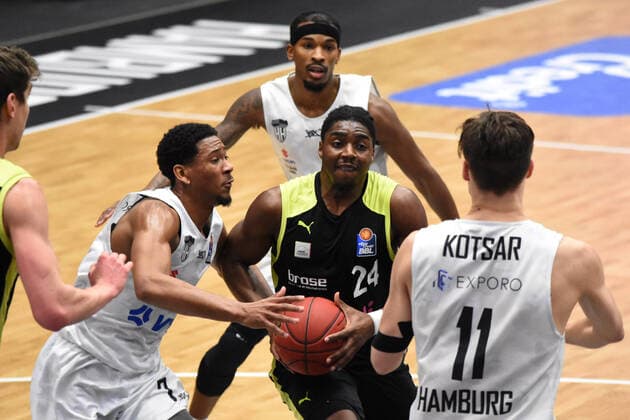Basketball I men I season 2020 2021 I easyCredit Bundesliga I 16 matchday I Hamburg Towers medi bayreuth I 05 02 2021 Kameron Taylor 7, Hamburg Towers , Frank Bartley 24, medi bayreuth and Maik Kotsar 11, Hamburg Towers in the zone Hamburg edel optics de Arena, Kurt Emmer Hamburg Germany Copyright: xLobeca RobertoxSeidelx