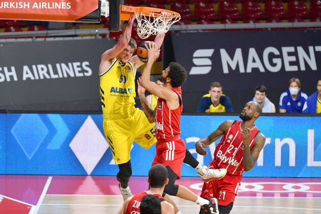 f l Ben LAMMERS Berlin , Dennis SEELY FCB , James GIST FCB , Action,Duel under the basket Basketball EuroLeague FC Bayern Muenchen Alba Berlin, on 05 02 2021, A U D I D O M E
