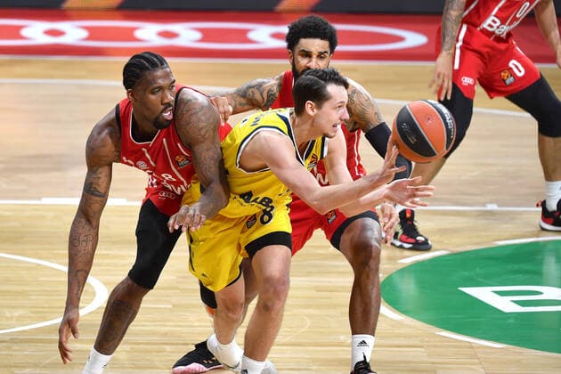 f li Jalen Reynolds FCB , Marcus ERIKSSON Berlin , Dennis SEELY FCB , Action,Duel Basketball EuroLeague FC Bayern Muenchen Alba Berlin, on 05 02 2021, A U D I D O M E