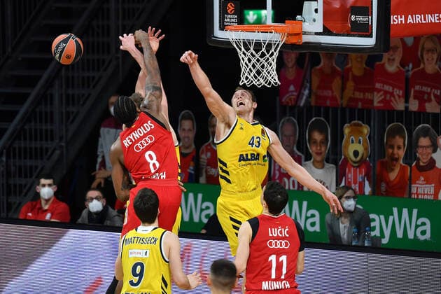 v re Luke SIKMA Berlin , Jalen Reynolds FCB , Action,Duel Basketball EuroLeague FC Bayern Muenchen Alba Berlin, on 05 02 2021, A U D I D O M E