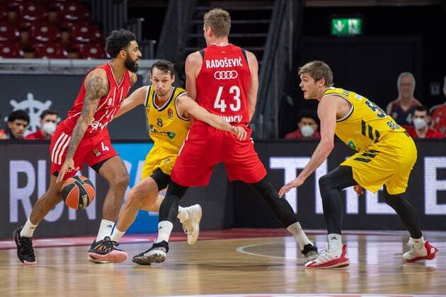 D Seeley 4 FC Bayern , Marcus Eriksson 8 Alba Berlin , Leon Radosevic 43 FC Bayern , FC Bayern Basketball vs Alba Berlin, EuroLeague, 05 02 2021 Muenchen Bayern Germany Copyright: xkolbert-press UlrichxGamelx