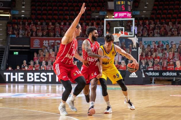 Paul Zipser 16 FC Bayern , D Seeley 4 FC Bayern , Jonas Mattisseck 9 Alba Berlin , FC Bayern Basketball vs Alba Berlin, EuroLeague, 05 02 2021 Muenchen Bayern Germany Copyright: xkolbert-press UlrichxGamelx
