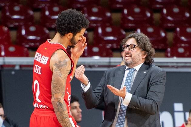 Nick Weiler Babb 0 FC Bayern in conversation with Head Coach Andrea Trinchieri FC Bayern , FC Bayern Basketball vs Alba Berlin, EuroLeague, 05 02 2021 Muenchen Bayern Germany Copyright: xkolbert-press UlrichxGamelx