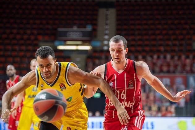 Johannes Thiemann 32 Alba Berlin , Paul Zipser 16 FC Bayern , FC Bayern Basketball vs Alba Berlin, EuroLeague, 05 02 2021 Muenchen Bayern Germany Copyright: xkolbert-press UlrichxGamelx