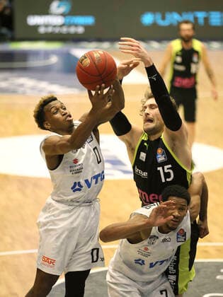 TJ Shorts Towers vs Matthew TIBY Bayreuth , right Basketball Men BBL on Fri 05 02 2021 Hamburg Towers Medi Bayreuth