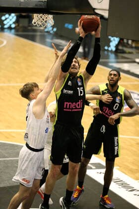 Matthew TIBY Bayreuth throws against Justus Hollatz Towers , left Basketball Men BBL on Fri 05 02 2021 Hamburg Towers Medi Bayreuth