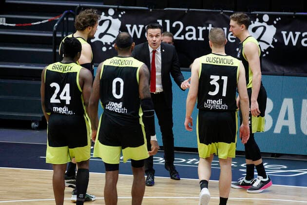 BBL easyCredit Basketball Bundesliga season 2020 2021 16 matchday on Friday, 05 February 2021 at edel optics de Arena in Hamburg Hamburg Towers Medi Bayreuth head coach Raoul Korner Bayreuth gives tactical instructions Hamburg Towers Medi Bayreuth